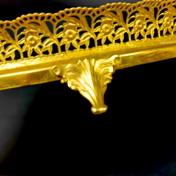 - Mid Century mirrored gold tone metal ornate filigree vanity tray with fe… - Picture 5 of 7